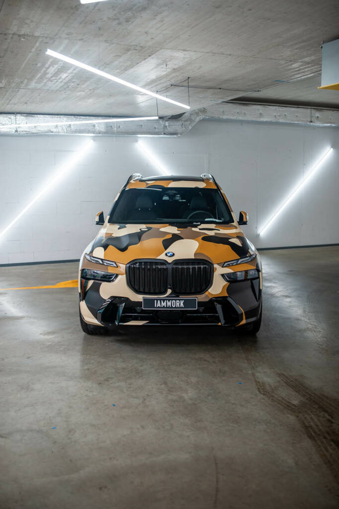 BMW X7 s nalepenou Camo fólií zepředu